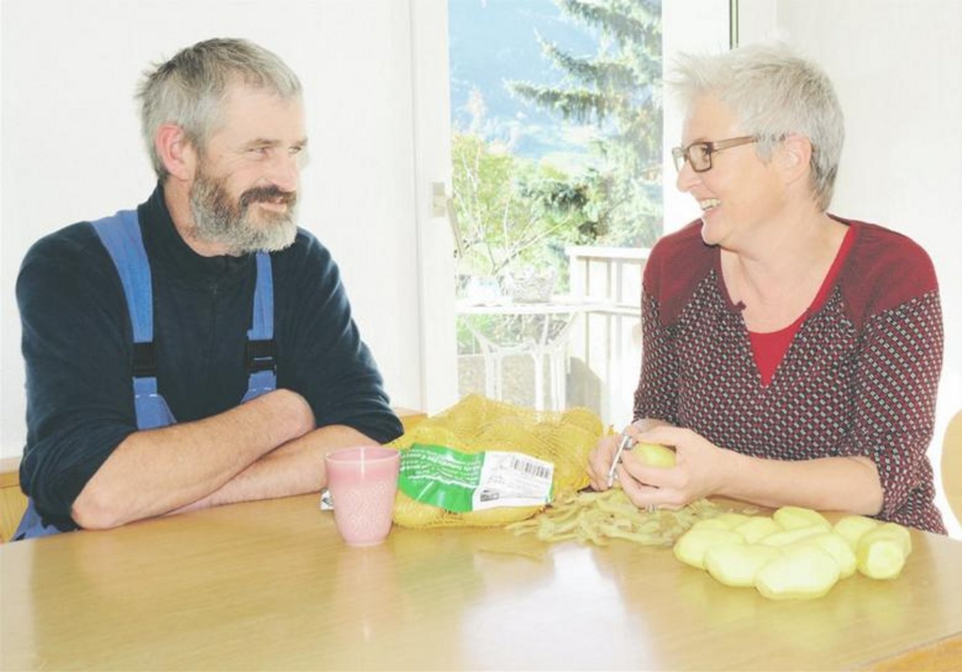 Ein eingespieltes Team: «Wir tun nichts Spezielles, sind einfach, wie wir sind», findet Manfred Keiser. In ihre täglichen Arbeiten integrieren er und seine Frau Sandra die Betreuung von Kindern und Jugendlichen. (Bild Andrea Gysin)