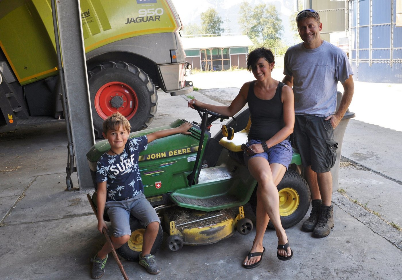 Andrina und Urs Horni mit Sohn Norik: Stolz präsentiert der Junior seinen ersten Traktor.  Bilder: Ramona Riederer