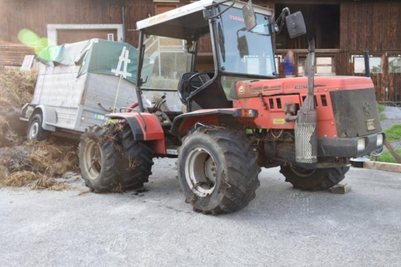 Der Unfall passierte mit diesem Traktor an der Hinterschümbergstrasse in Ricken SG. (Bild Kapo SG)