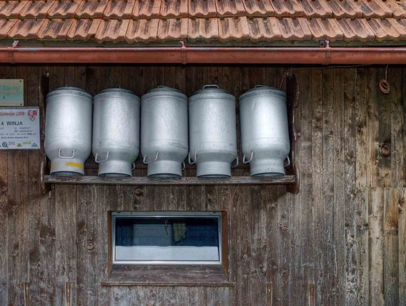 Die Milchproduzenten können aufatmen. Trotz höherer Produktion Anfang Jahr bleibt der Richtpreis unverändert. (Bild lid)