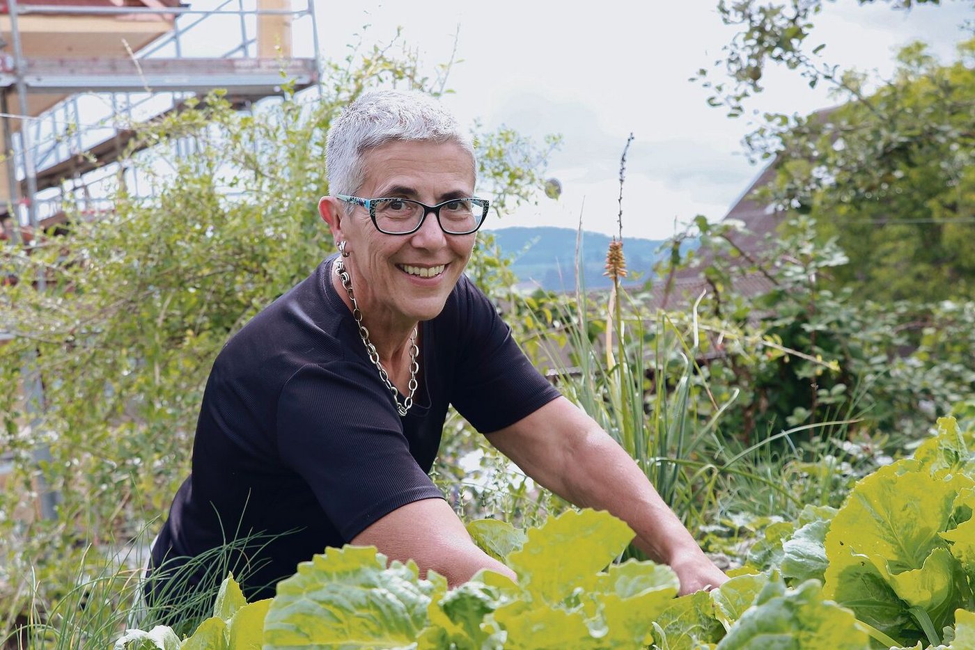 Vielseitig: Bäuerin Regula Bucheli fühlt sich im Garten und am Rednerpult wohl.  
