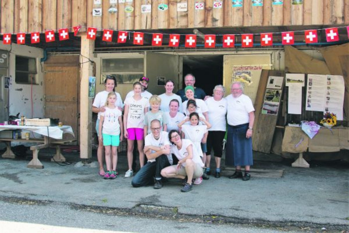 Das Team des Hofs Alad. Einige Helfer waren bereits am Heuen oder mussten arbeiten. (Bild zVg)