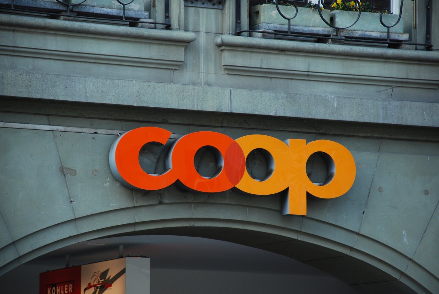 Coop stellt die Online-Plattform Siroop ein, da sie nicht mit Konkurrenten wie Amazon oder Galaxus mithalten kann. (Bild BauZ)