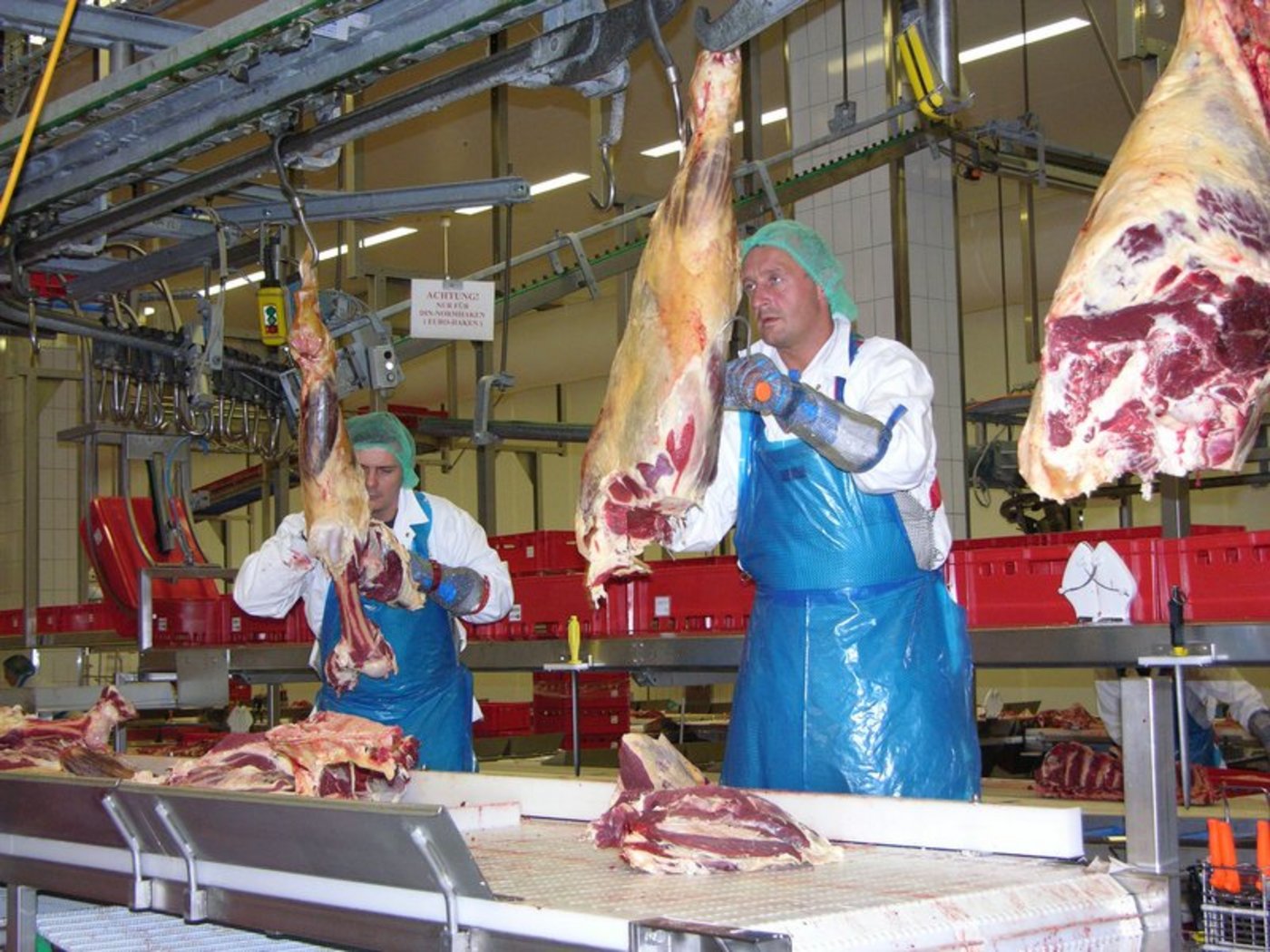 In der Fleischbranche gibt es eine Lohnerhöhung. (Bild BauZ)