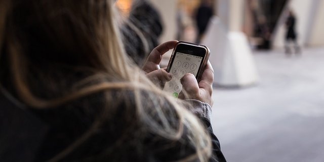Die Frau zückte wieder ihr Handy, denn ihr vermeintlich Geliebter hat ihr tatsächlich im Zug das Telefon aufgehängt. (Symbolbild Pixabay)