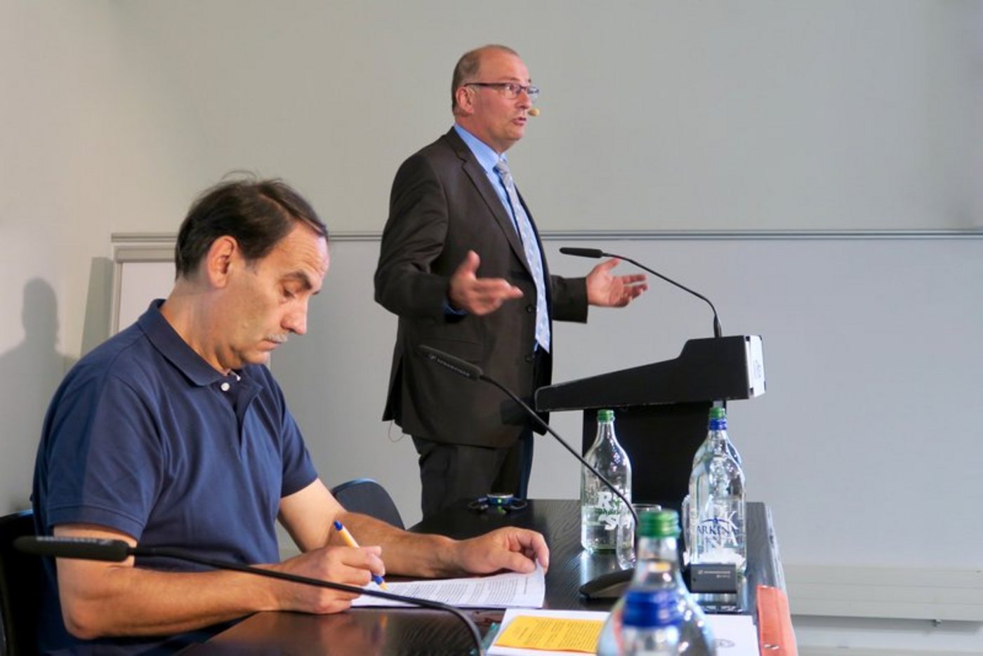 Bauernpräsident Ritter am Pult, im Vordergrund STS-Geschäftsleiter Huber. (Bilder Jürg Vollmer)