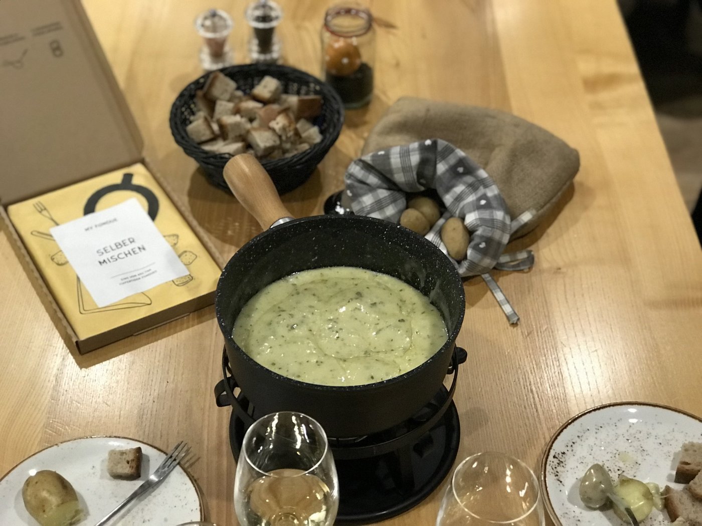 Ein Kräuter-Chimichurri Fondue. Eins von 651'744 verschiedenen Fonduevarianten. (Bild zVg)