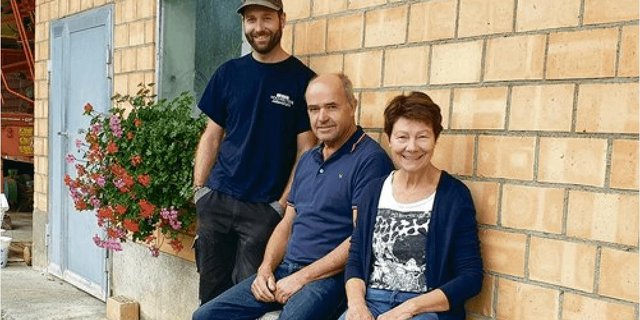 Ein eingespieltes Team: Betriebsleiter René (links) und die Eltern Sepp und Agi Leu, die nun als Angestellte arbeiten. (Bild Ruth Aerni)