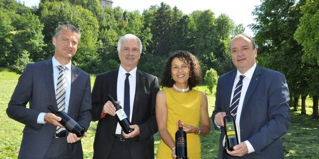 Roland Michel (Präsident Branchenverband Aargauer Wein), Bernhard Scholl (Grossratspräsident), Vincenza Trivigno (Staatsschreiberin) und Markus Dieth (Regierungsrat) (v.l.n.r.). (Bild Kanton Aargau)