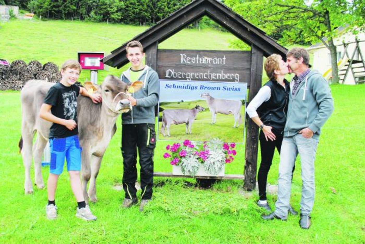 Annemarie und Alfred Schmidig sind mit ihren Söhnen Adrian und Christian, der das Rind Blooming Jabla am Halfter führt, 2006 von der Innerschweiz auf den Obergrenchenberg  gezogen. 