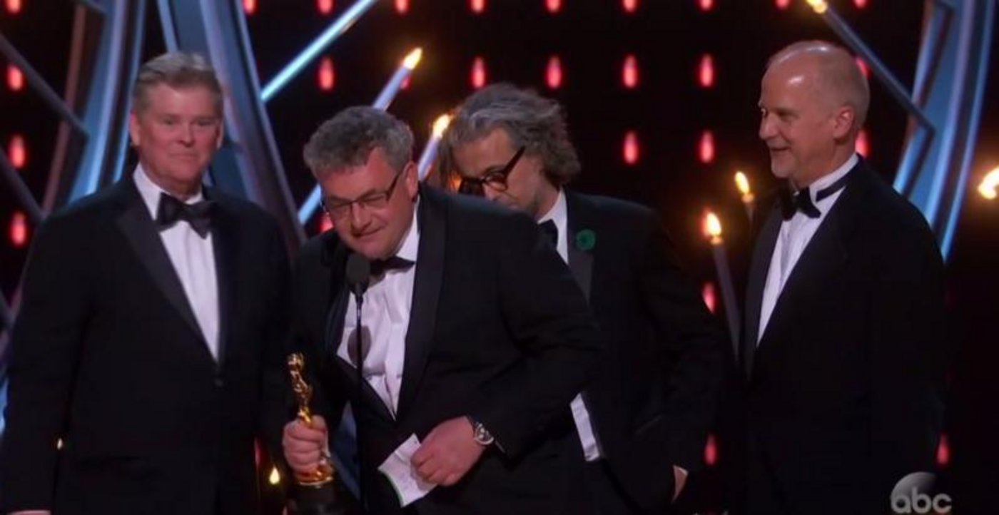 Gelernter Bauer, Special-Effects-Profi und jetzt Oscar-Gewinner Gerd Nefzker (am Mikrofon) freut sich mit seinen Kollegen über den Oscar in der Kategorie «Visual Effects». (Bild Screenshot hollywoodreporter.com) 