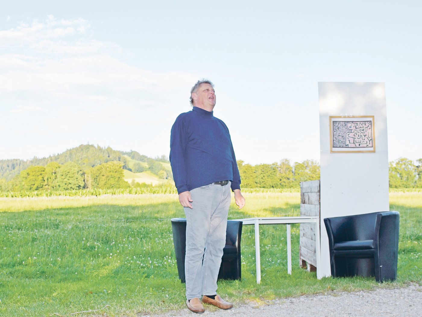 Johann Ulrich Liechti in der Rolle des Lebensberaters Franz Thalmann. und die Praxis des Lebensberaters Franz Thalmann im Freilichtstück «Froschnacht» in Lützelflüh (Bild: Cornelia von Däniken)