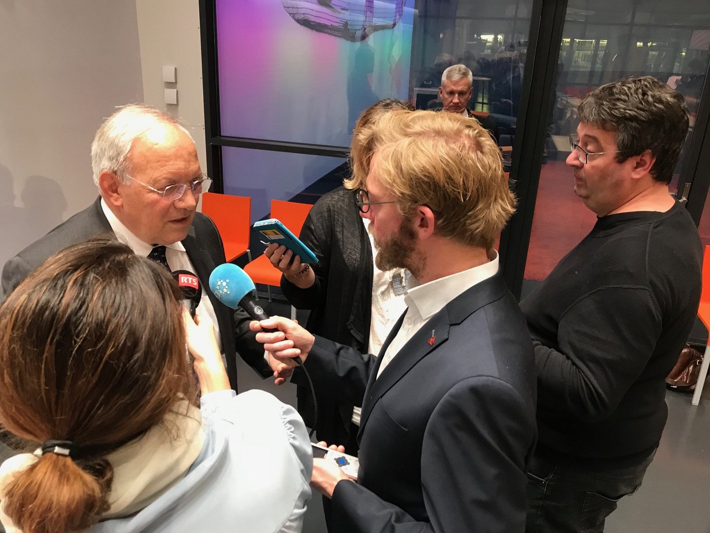 Bundesrat Johann Schneider-Ammann stellt sich nach der Pressekonferenz zur AP22+ den Medien. (Bild Adrian Krebs)