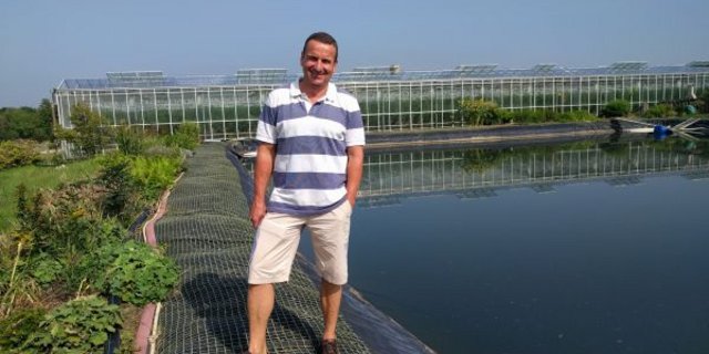 Betriebsleiter Andreas Eschbach beim Regenwasserspeicher für Freiland- und Gewächshauskulturen. Über die Gewächshausdächer gelangt der Regein in das Becken. (Bild sbu)