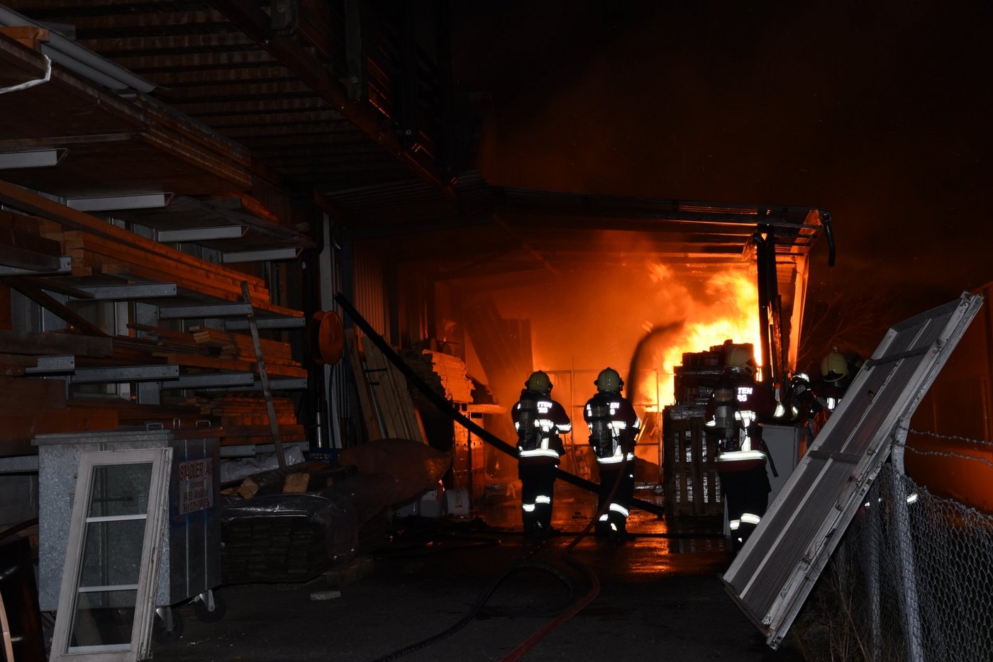 Feuerwehrleute beim Bekämpfen des Brandes: Der Sachschaden beträgt mehrere hunderttausend Franken. (Bilder Kapo SG)