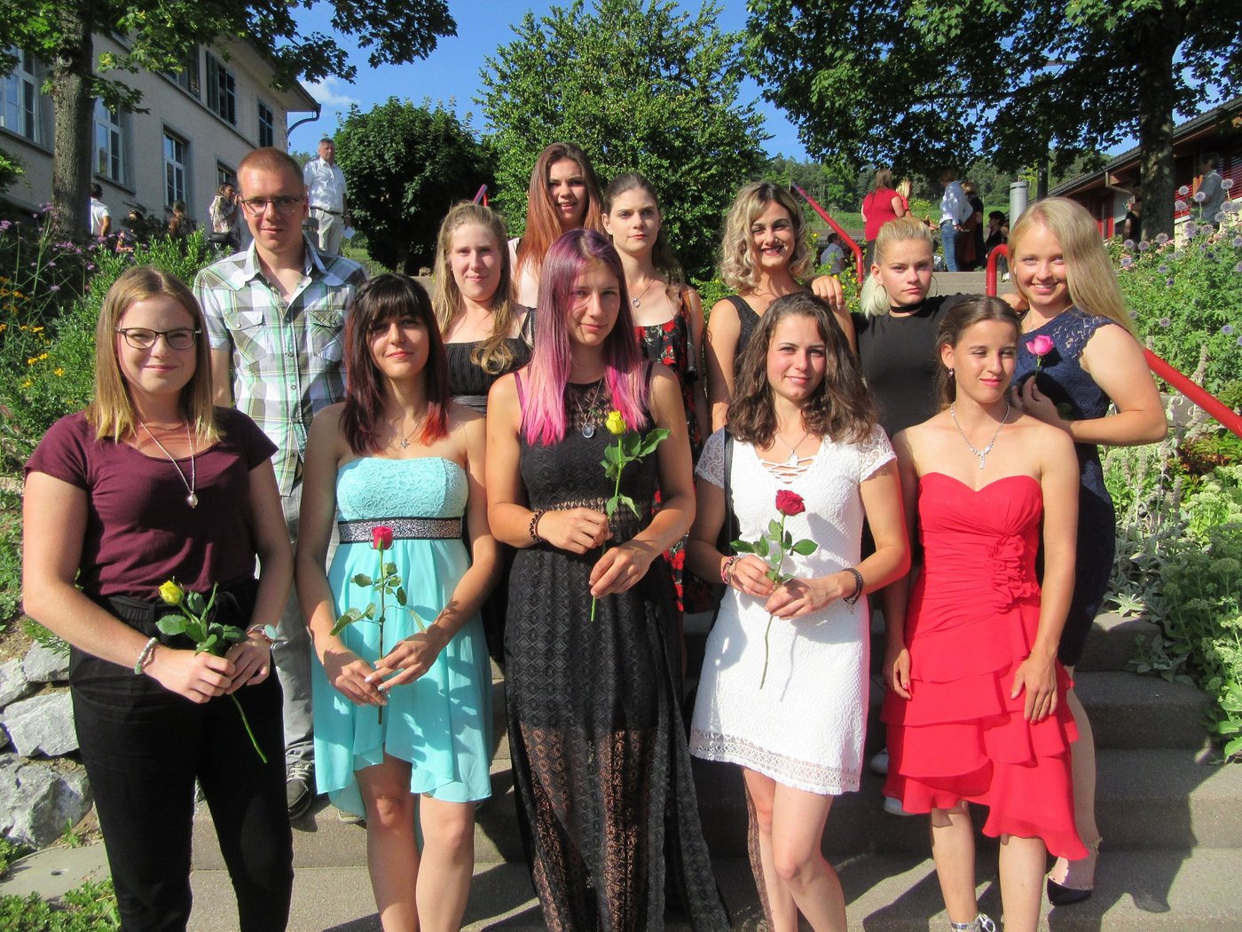Das sind die Pferdewarte EBA, die dieses Jahr ihre Ausbildung am Strickhof abgeschlossen haben. (BIld Margreth Rinderknecht)