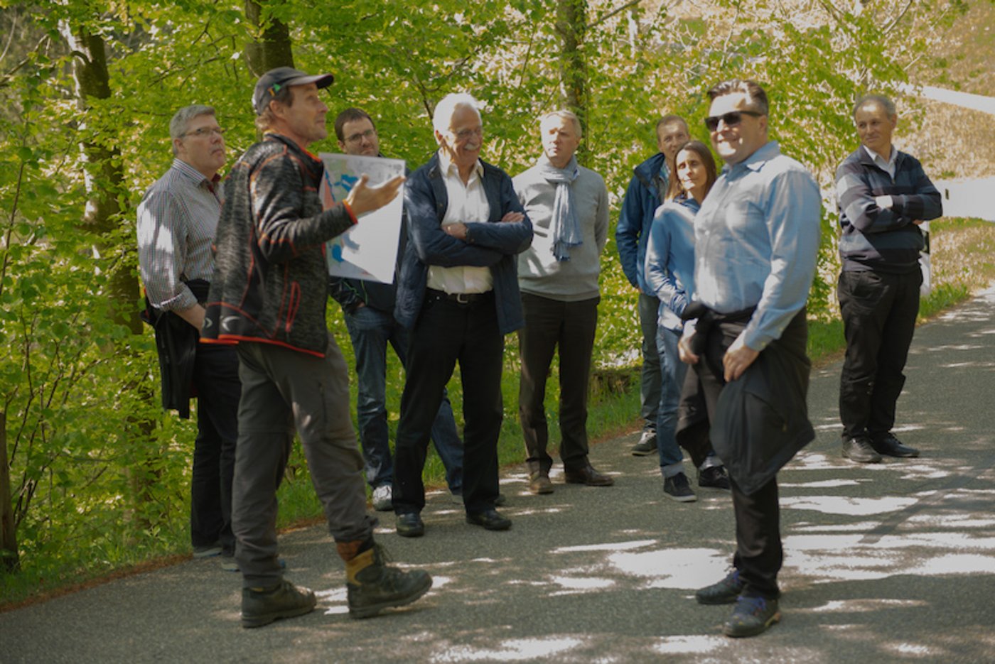 Der Vorstand und Gäste der GV liessen sich die Waldwirtschaft in Sternenberg ZH erklären. (Bild rae)