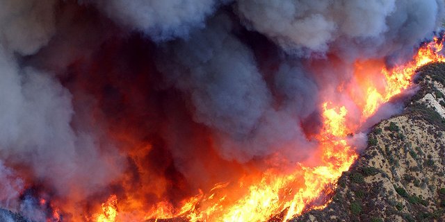 Waldbrand im kalifornischen Simi Valley (2003). Die Wahrscheinlichkeit für Waldbrände dürfte in den USA laut einer neuen Studie zunehmen. (Bild U.S. Air Force / Senior Master Sgt. Dennis W. Goff)
