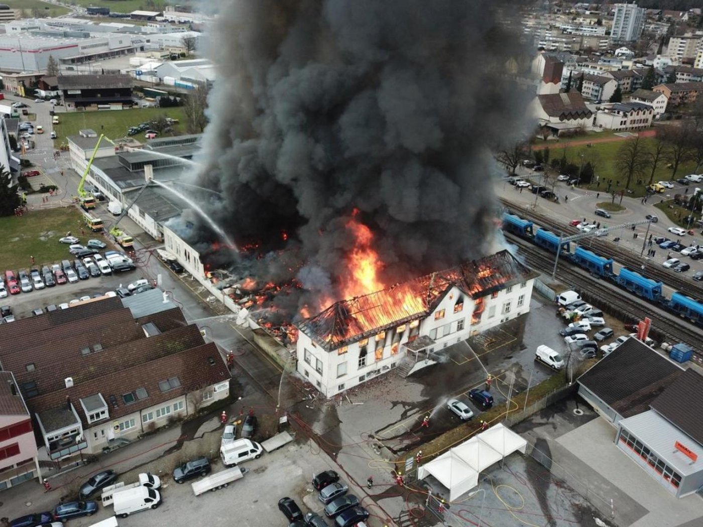 Eine meterhohe, schwarze Rauchwolke stieg am 3. März 2021 aus der Bührer Traktorenfabrik. (Bild Kapo Zürich)