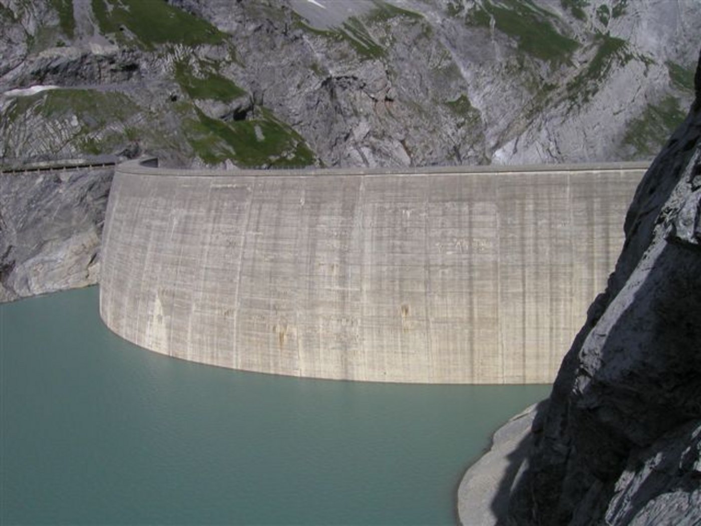 Die Bogenstaumauer Limmern der Kraftwerke Linth-Limmern AG im Glarnerland. (Bild Peter Schenk)
