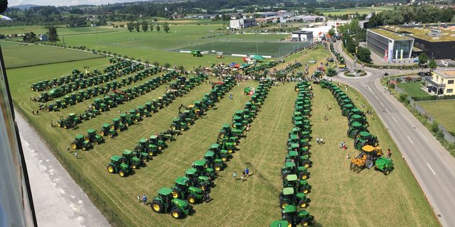 Hohe Traktorendichte: Hier waren es etwa 150, insgesamt fanden über 300 John-Deere-Traktoren am Sonntag den Weg nach Steinach SG. (Bild pd)