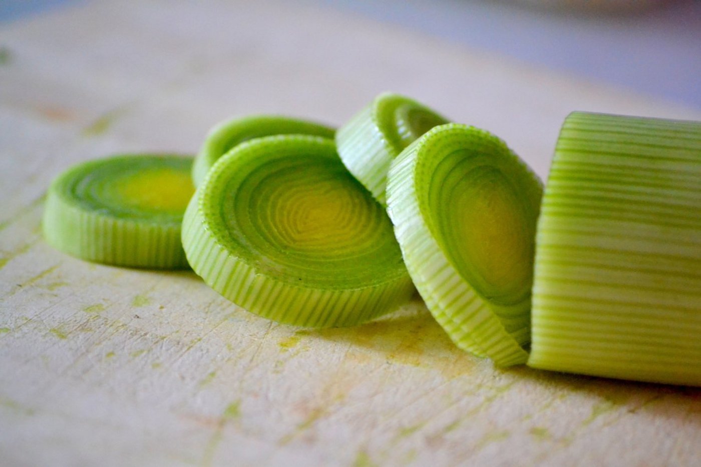 Viele Vitamine befinden sich im oberen grünen Teil des Lauchstängels, während der untere weisse Teil reich an Mineralstoffen ist. (Bild pd)
