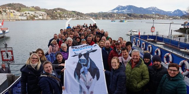 Gruppenfoto auf dem Vierwaldstättersee. (Bild ZMP)