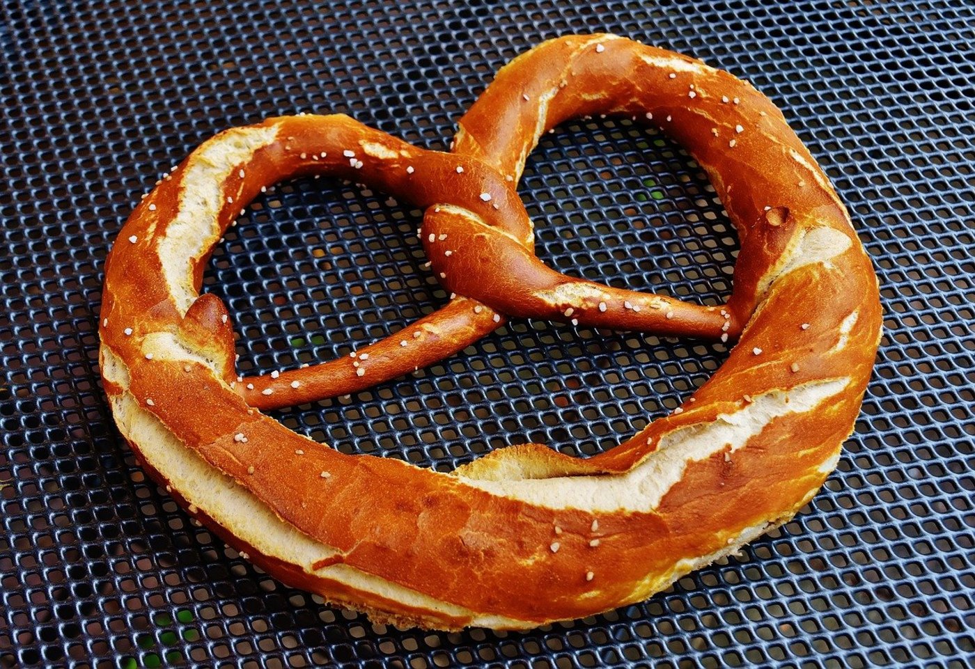 Wegen des «beispiellosen Rückgangs der Kundenfrequenz» hatte Valora bei vielen Verkaufsstellen die Öffnungszeiten reduziert. So wurden wegen der Corona-Pandemie bzw. dem Lockdown z. B.  weniger Brezel beim Brezelkönig verkauft. (Bild Pixabay)