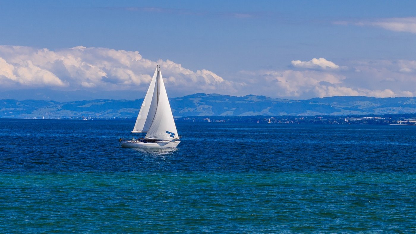 Bereits wunderbar blau: Der Bodensee. Aber auch schön anzusehendes Blau ist nicht immer wünschenswert. Fehlt es an Phytoplankton, fehlt Fischen die Nahrungsgrundlage. (Bild Pixabay)