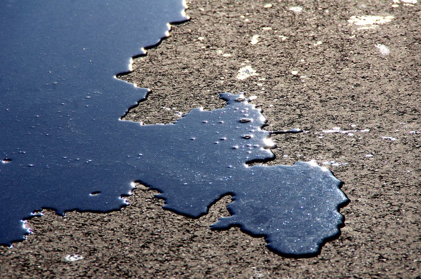 Auf der Insel Borneo wurden 60 Kilometer Küste durch einen riesigen Ölteppich verschmutzt. Grund dafür war ein Leck in einer Öl-Pipeline. (Symbolbild Pixabay) 