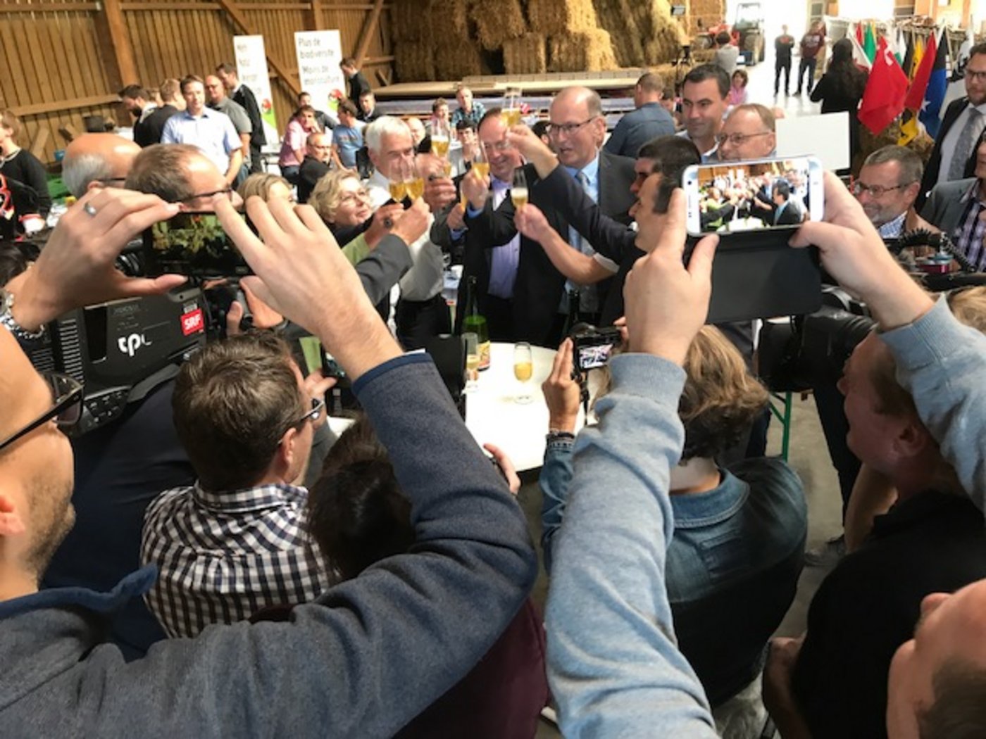 Um 13.40 Uhr knallten in Oberbottigen BE bereits die Korken. Das deutliche Ja zeichnete sich schon sehr früh ab. (Bild hja)