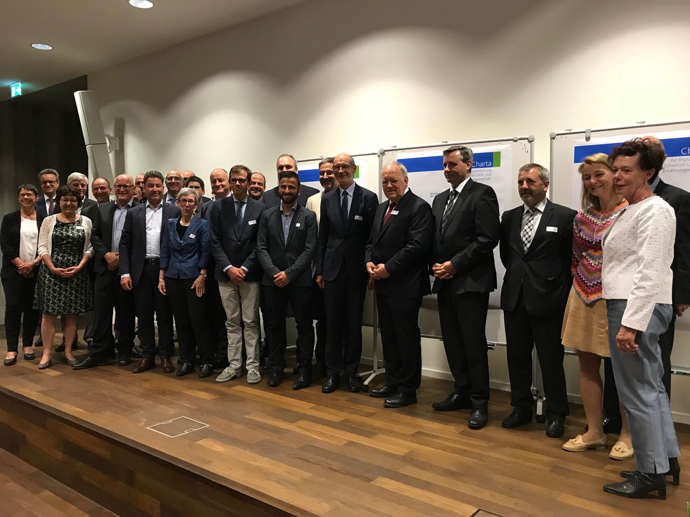 Die Erstunterzeichner bem Gruppenbild mit Bundesrat. (Bild akr)