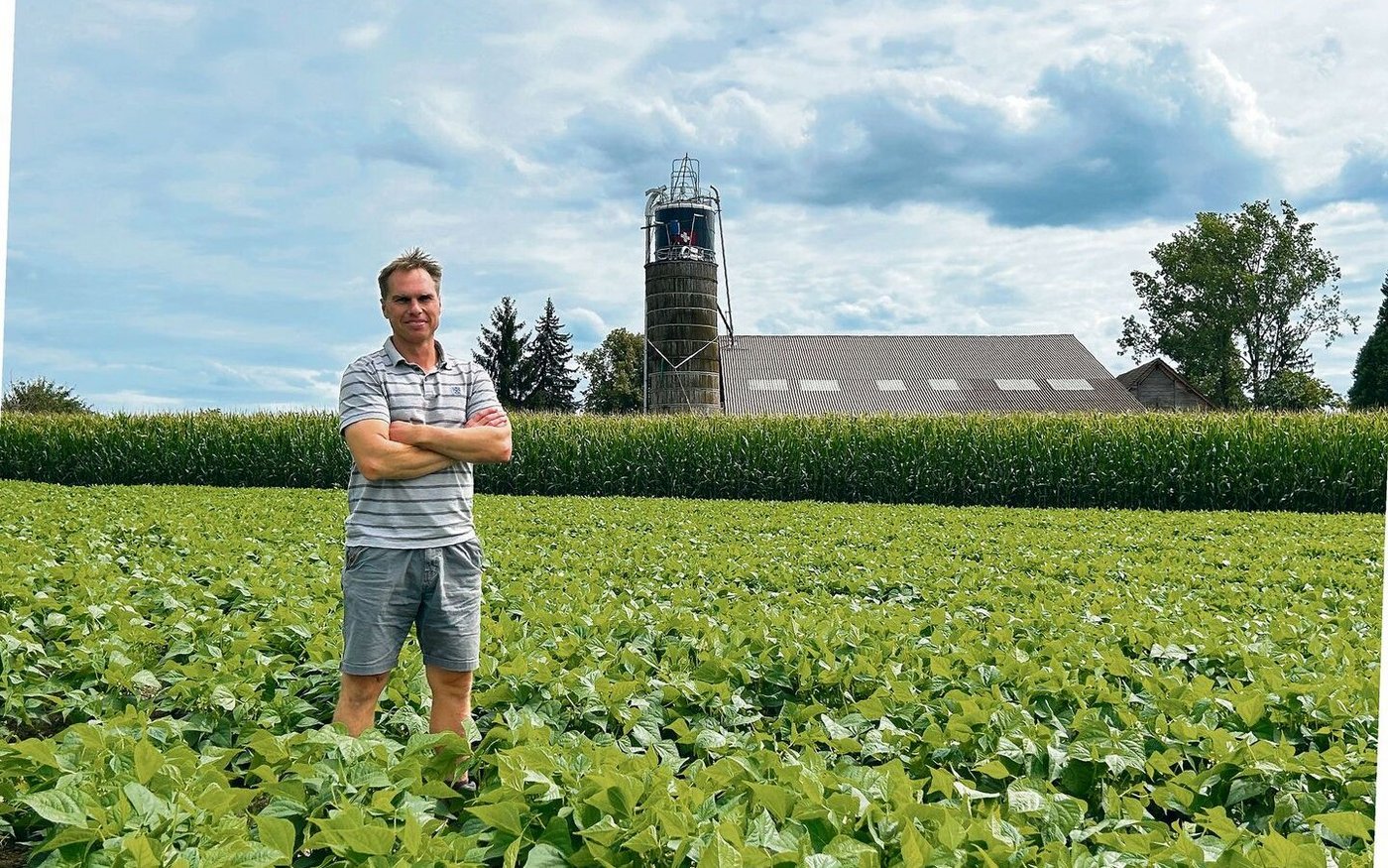 Ruhige Minuten wie hier auf dem Bohnenfeld hat Marius Frei auf seinem Betrieb kaum. Neben Bohnen baut er Erbsen, Kartoffeln, Mais, Weizen und Zuckerrüben an. Hinter ihm ist die Scheune für die 100 Weiderinder – und sein GPS-Handel fordert ihn auch.  