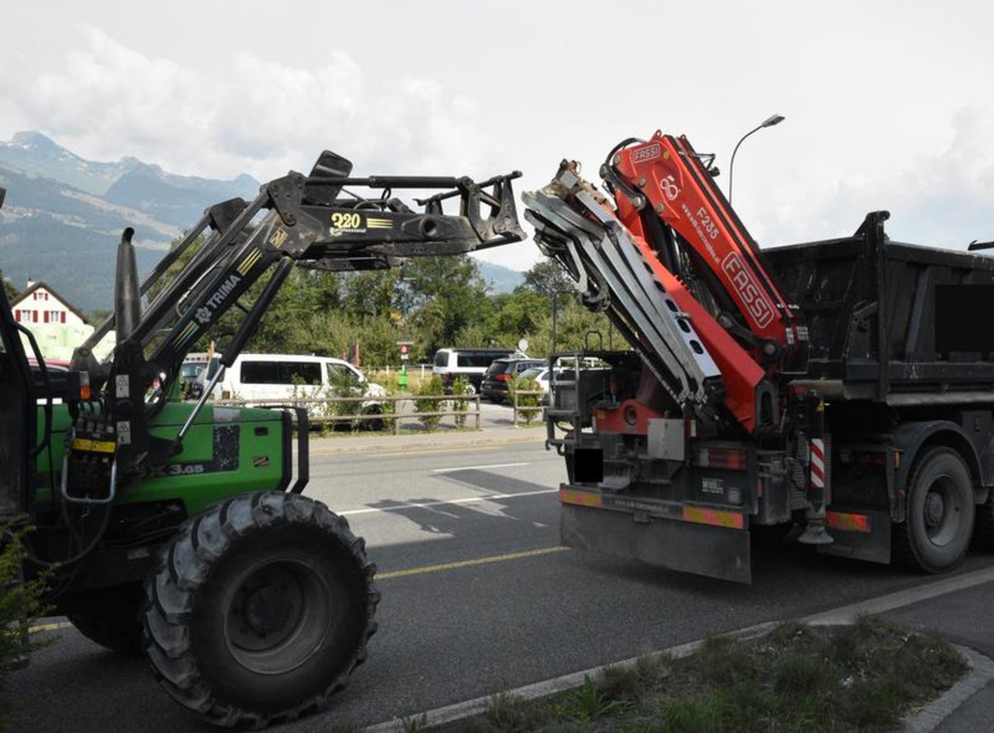 Auffahrunfall zwischen Traktor und Lastwagen in Vaduz im Fürstentum Liechtenstein. (Bild Landespolizei Liechtenstein)