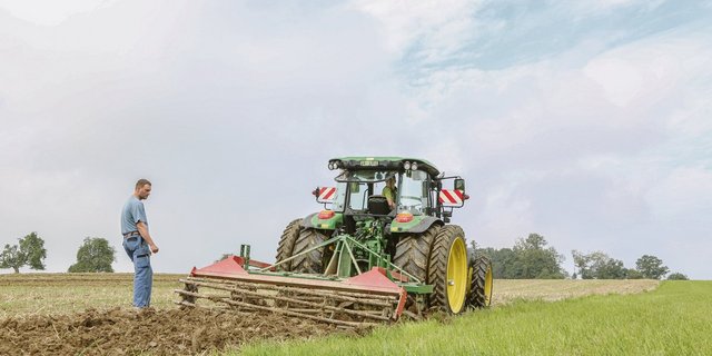 In der Landwirtschaft können die Abstände gut eingehalten werden. Schnuppern als Landwirt ist weiterhin möglich. (Bild BauZ)