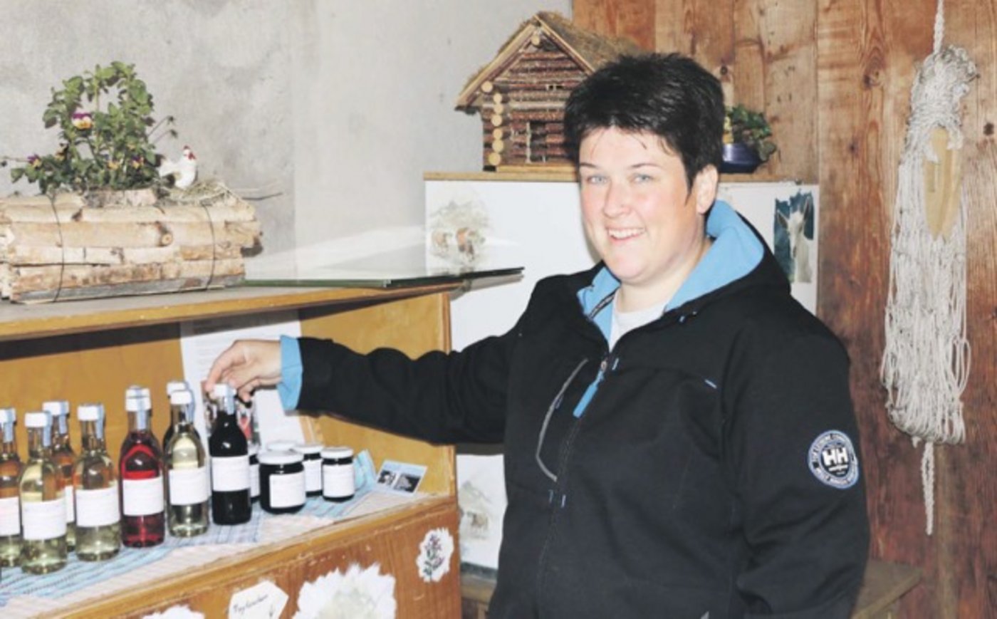 Bei der Herstellung von Produkten zum Verkauf ist die gelernte Köchin Erika Zurbuchen in ihrem Element. Zwar rentiere die Direktvermarktung mehr schlecht als recht, aber die Freude zähle schliesslich auch. Und Freude hat sie. (Bild Sandra Joder)