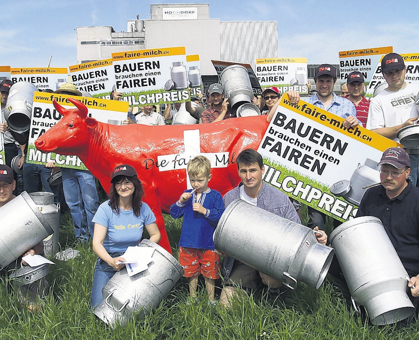Protestaktion von rund 100 Bäuerinnen und Bauern im thurgauischen Sulgen vor dem Werk der Hochdorf-Nutritec. (Bild Mario Tosato)