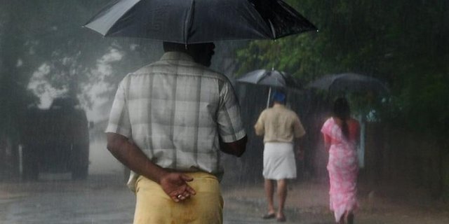 Menschen im Monsun