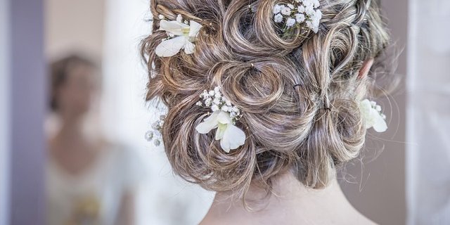 Haare können analysiert werden, um auf Schadstoffe im Körper zu schliessen. Eine aktuelle Analyse wurde beunruhigend oft fündig. (Symbolbild Pixabay)