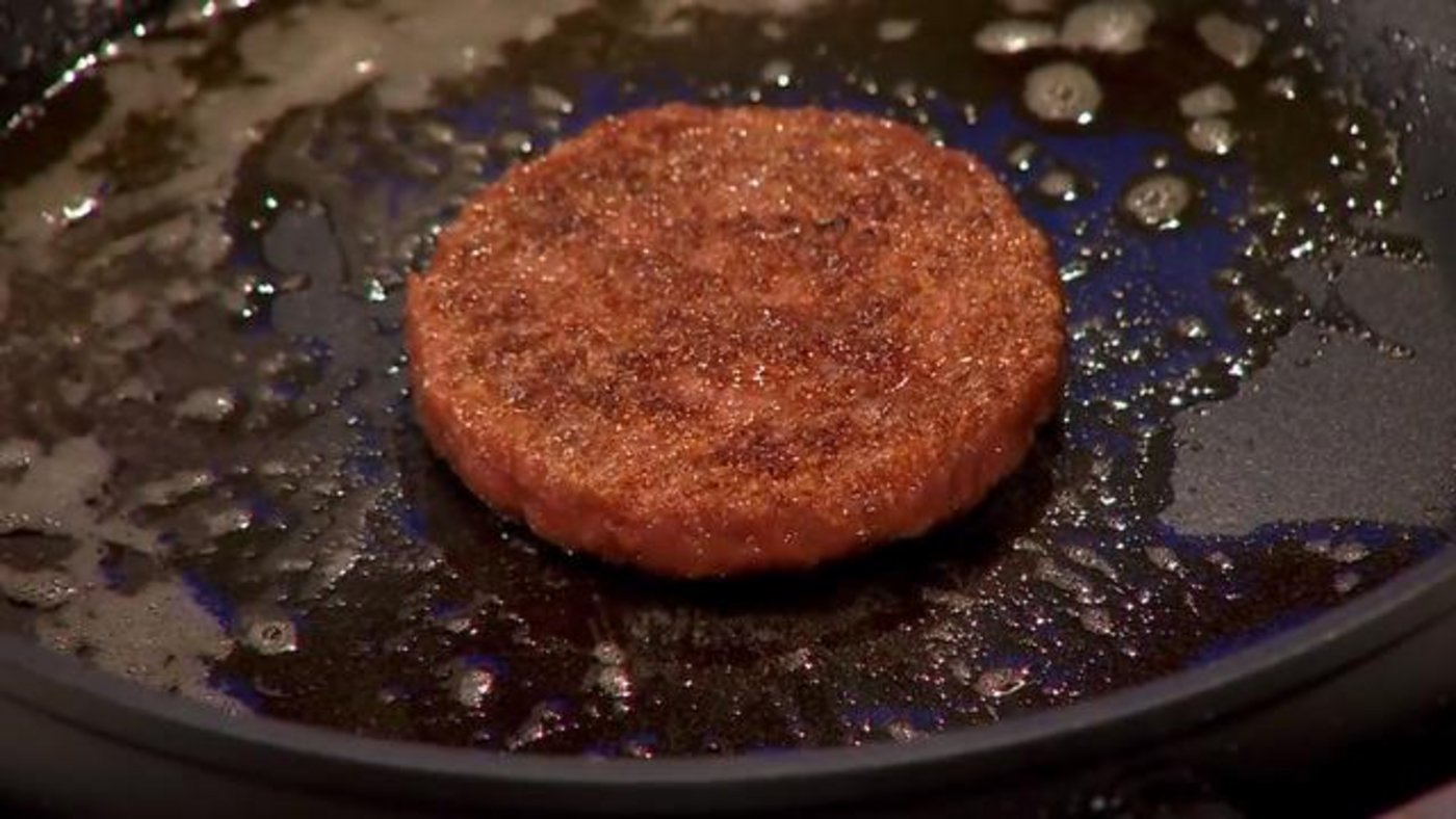 Der erste künstliche Burger wurde 2013 gebraten. (Bild Wikimedia/World Economic Forum)