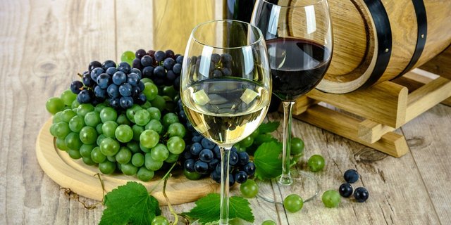 Der Schweizer Weinbau habe stark unter dem Coronavirus gelitten. Der Entscheid der FK-S sei deshalb für die Weinbranche unverständlich. (Bild pixabay)