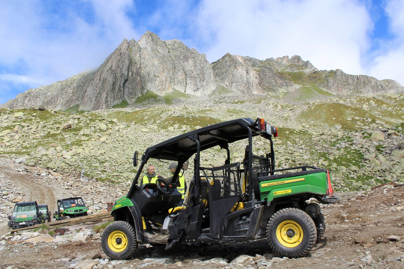 Die Fahrzeuge wurden in der Grossbaustelle der Skiarena Andermatt-Sedrun vorgestellt. (Bilder zVg)