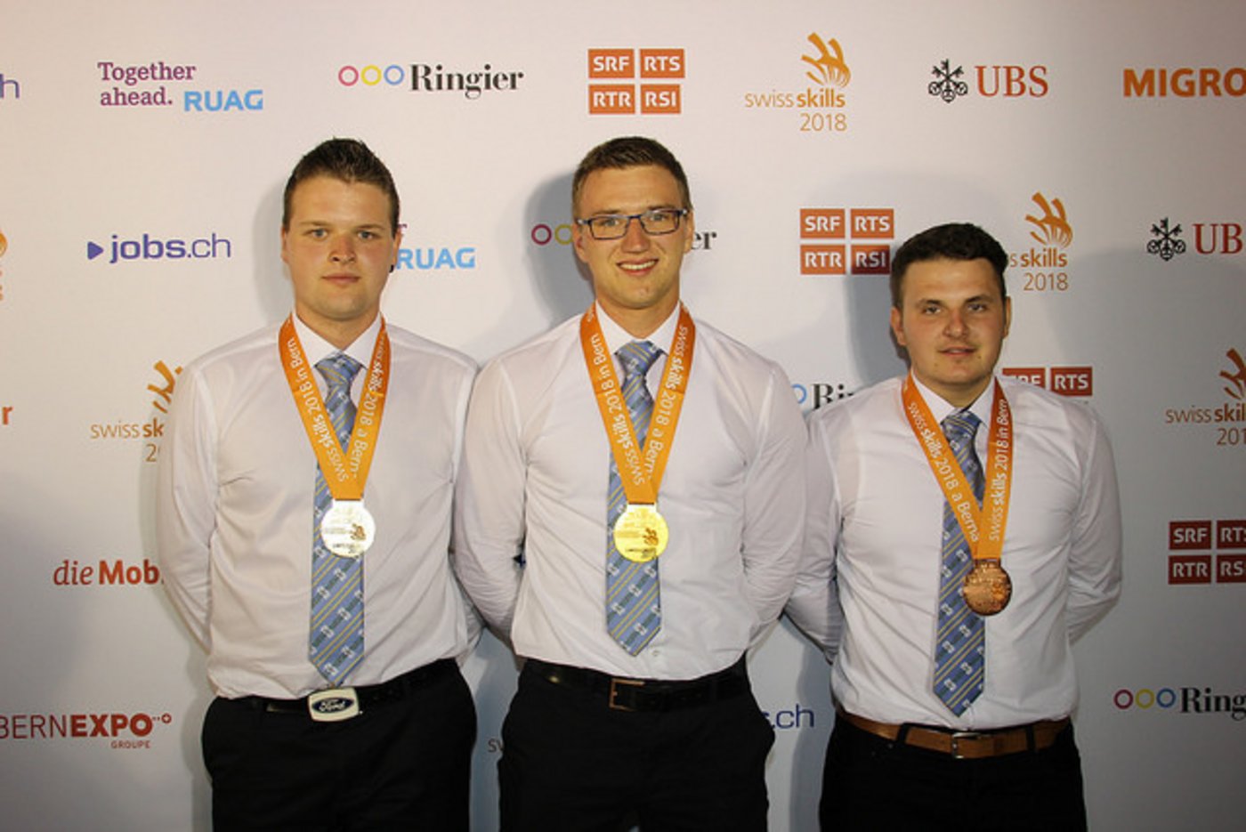 Siegreiches Trio im Landwirtschaftswettbewerb an den Swiss Skills: Sieger Johannes Meyer mit Adrian Zingg (l.) und Marc Blunier (r.). (Bild jw) 