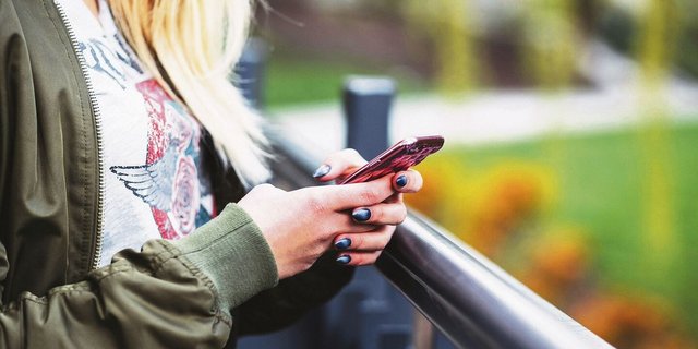 Übermässiger Handykonsum kann Folgen haben: Eine ständige Informationsflut, die unser Gehirn stimuliert, löst Erregung und innere Unruhe aus.