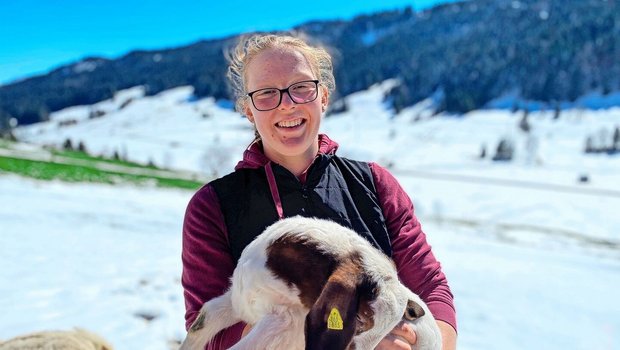 Seraina Pedrolini mit einem  Gitzi aus ihrer Herde. Die angehende Landwirtin aus dem Toggenburg züchtet in ihrer Freizeit Burenziegen.