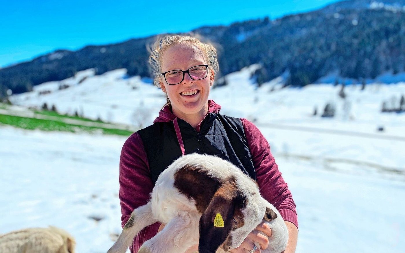 Seraina Pedrolini mit einem  Gitzi aus ihrer Herde. Die angehende Landwirtin aus dem Toggenburg züchtet in ihrer Freizeit Burenziegen.