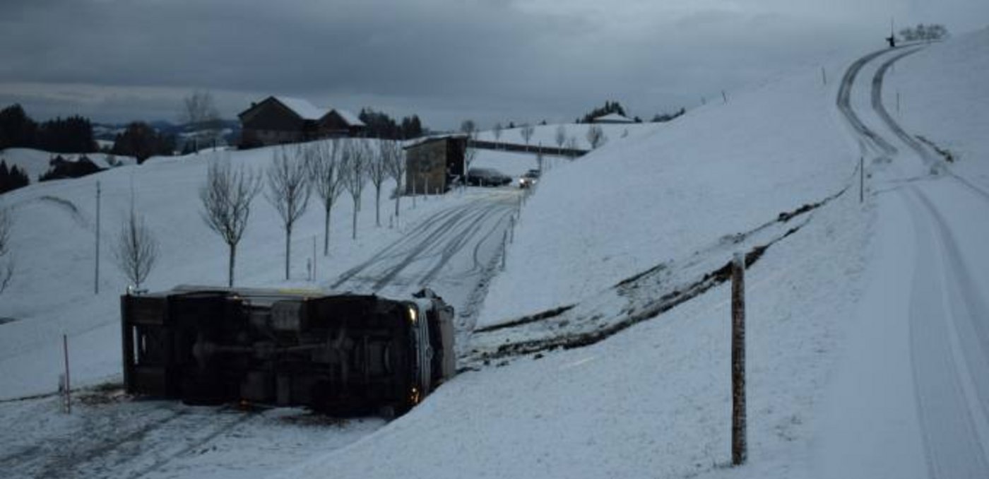 Umgekippter Milchlastwagen in Schwellbrunn. (Bild Kapo Appenzell)