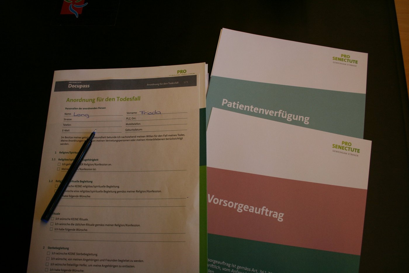 Das Ausfüllen eines Vorsorgeauftrags und einer Patientenverfügung setzt im Falle der Urteilsunfähigkeit einer Person, deren Willen durch. (Bild Andra Bieri)