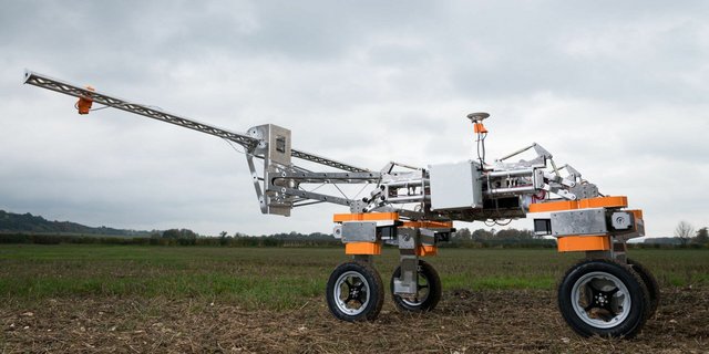 Der Roboter »Tom» soll zur Überwachung der Felder dienen. (Bild  Small Robot Company)