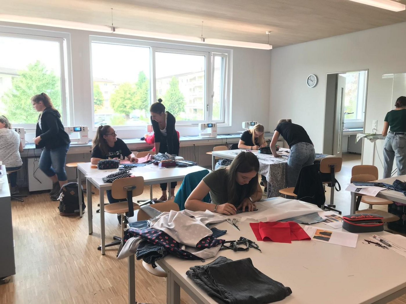 Die Schülerinnen wurden in drei Gruppen aufgeteilt. Jede Lehrerin führt ein Atelier. Die Schülerinnen nähen aus einer alten Jeans eine Kochschürze, die später in der Hauswirtschaft zum Kochen gebraucht wird. (Bild fj)